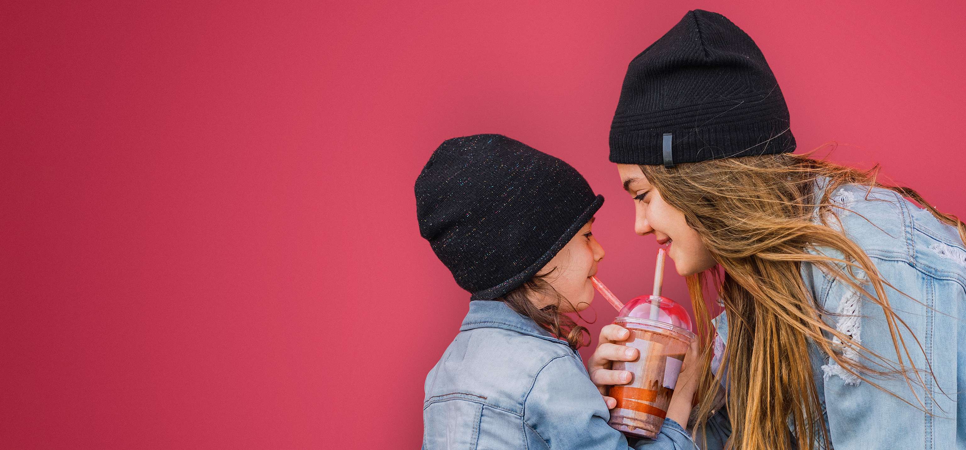 Allianz Deutsche Lebensversicherungs AG Produkte: Eine junge Frau trinkt einen Shake gemeinsam mit einem kleinen Mädchen.