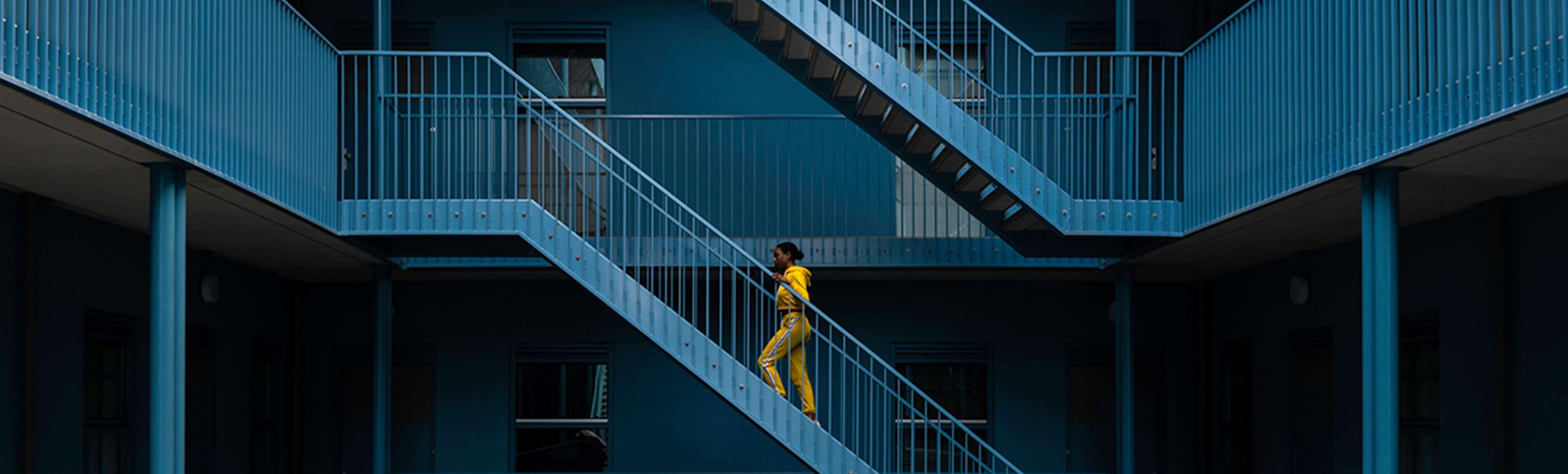 Allianz Deutsche Lebensversicherungs AG Vertriebspartner: Eine Frau geht eine Treppe hinauf.